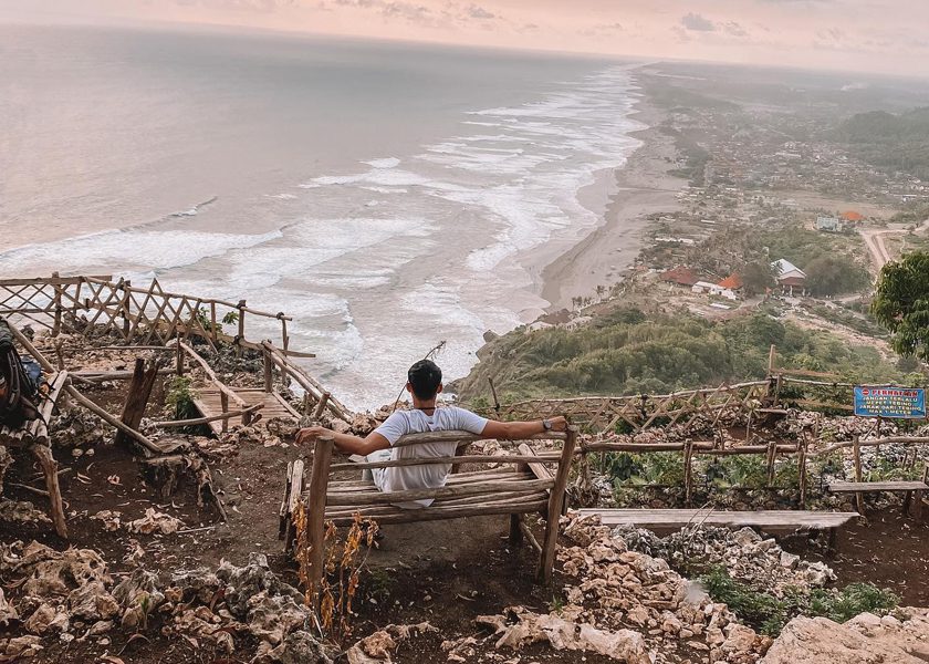 Bukit Tranggulasi: Senja yang Menghangatkan Hati di Sumingkir
